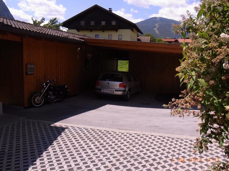 Autounterstellplatz und 2 zusätzliche Parkplätze Ferienhaus Schmelz