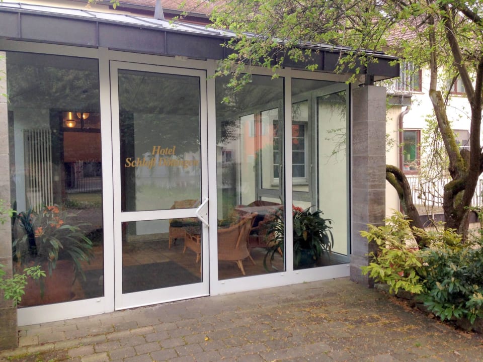 Eingang zum Hotel  Hotel Schloss Döttingen