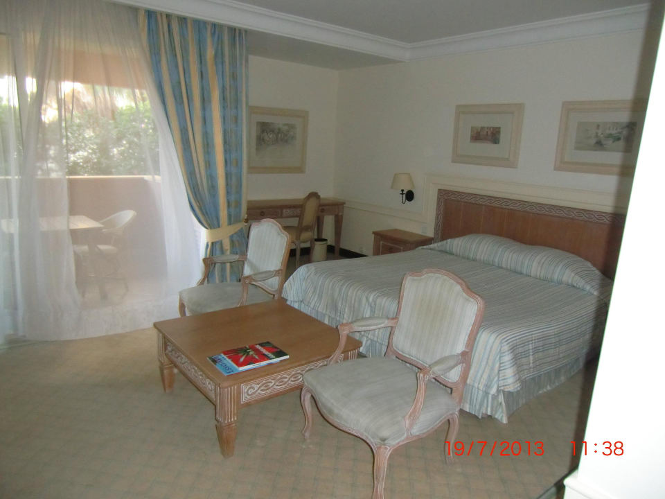 Doppelzimmer. Stühle und Teppiche dreckig Pestana Royal Premium All Inclusive Ocean & Spa Resort