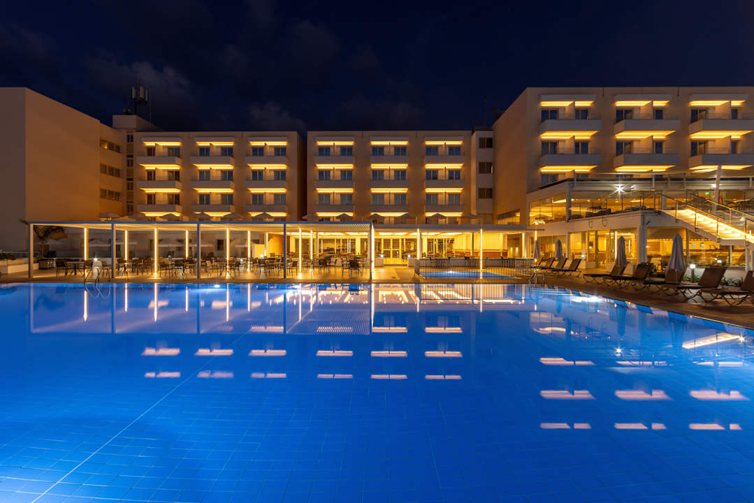 Außenansicht Queen's Bay Hotel