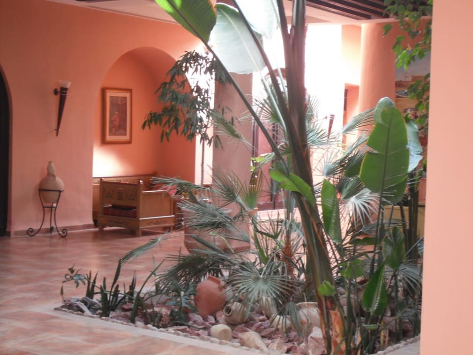 Vor dem Maurischen Cafe Hotel Paradis Palace