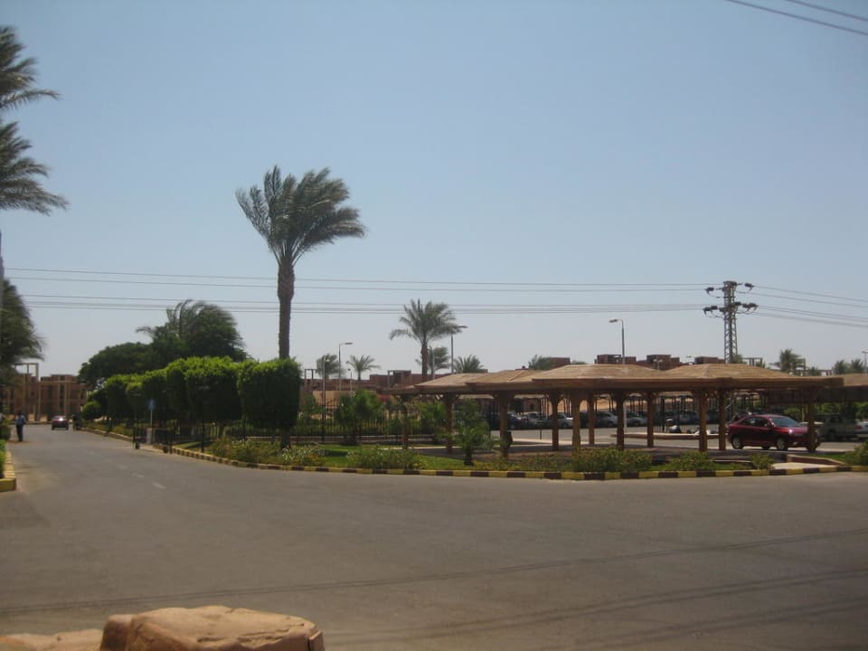 Vor dem Hotel Pickalbatros Alf Leila Wa Leila Resort - Neverland Hurghada