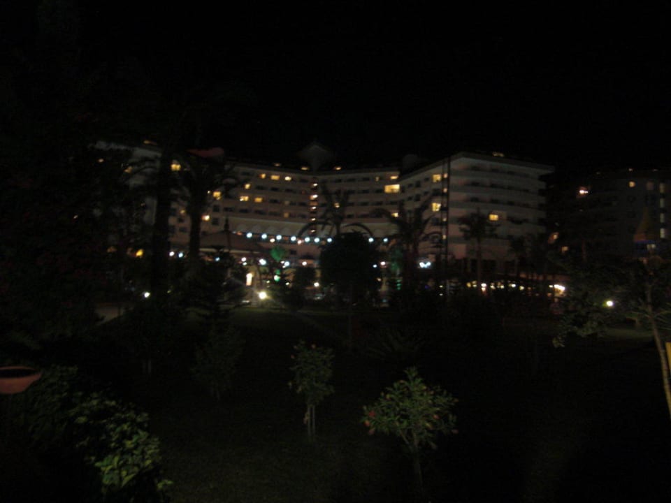 Vom Strand aus bei Nacht Saphir Resort & Spa