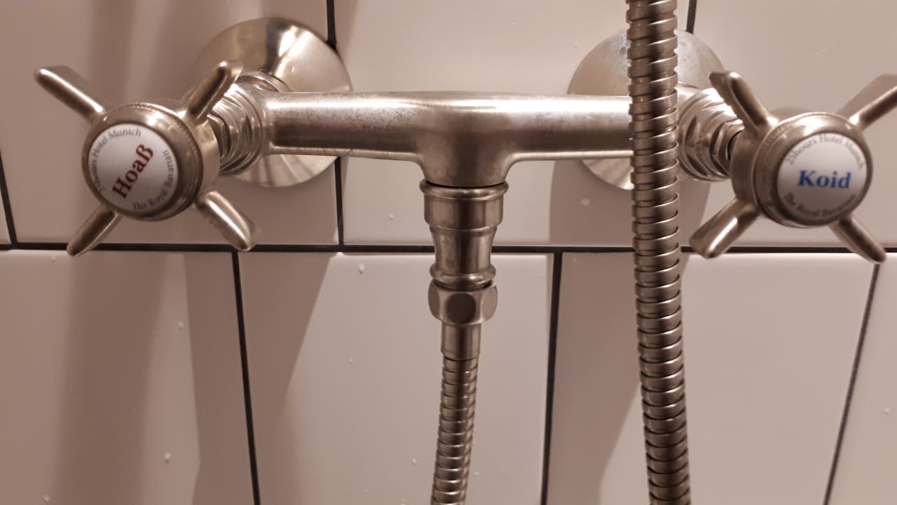 Bayrische Beschriftung der Wasserhähne 25hours Hotel The Royal Bavarian