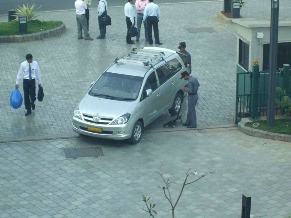 Sicherheitskontrolle am Eingang zum Hotel Sayaji Hotel