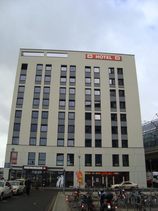 Blick auf Hotel MEININGER Hotel Berlin Hauptbahnhof