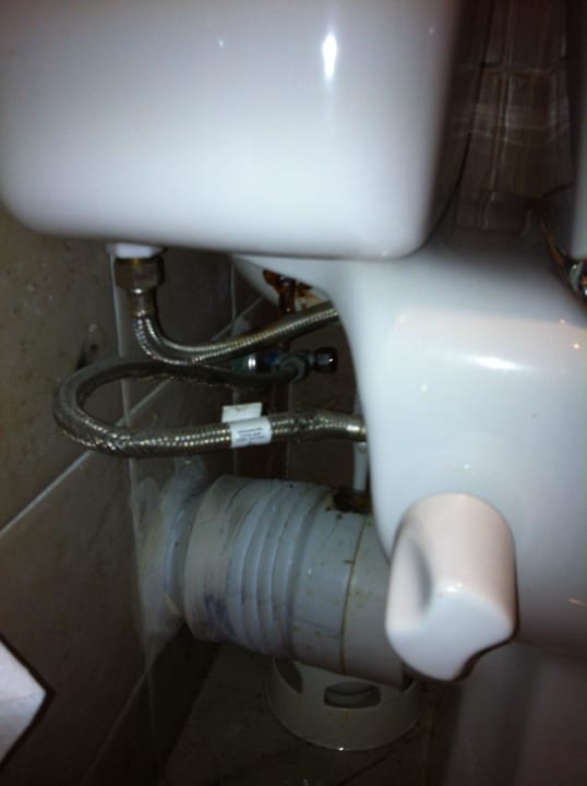 Wasser tritt aus Malikia Resort Abu Dabbab