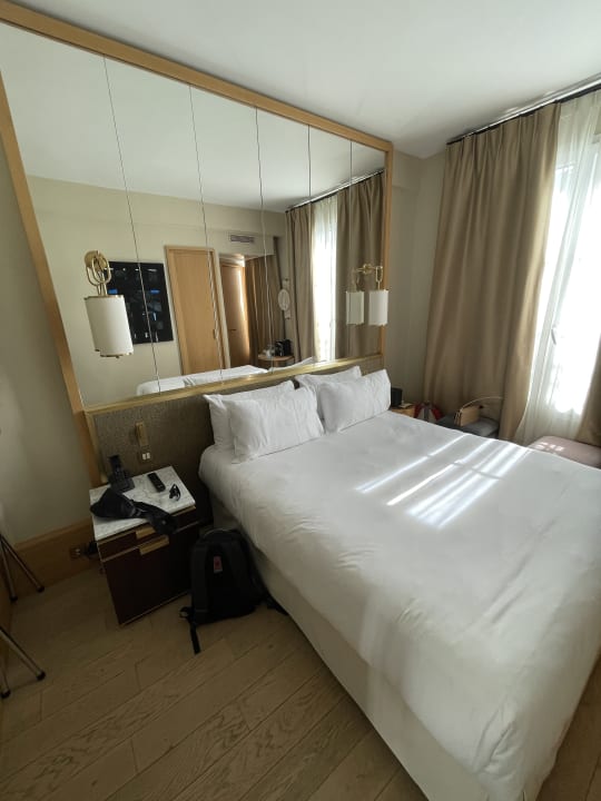 Zimmer Le Belgrand Hotel Paris Champs Elysees, Tapestry Collection by Hilton