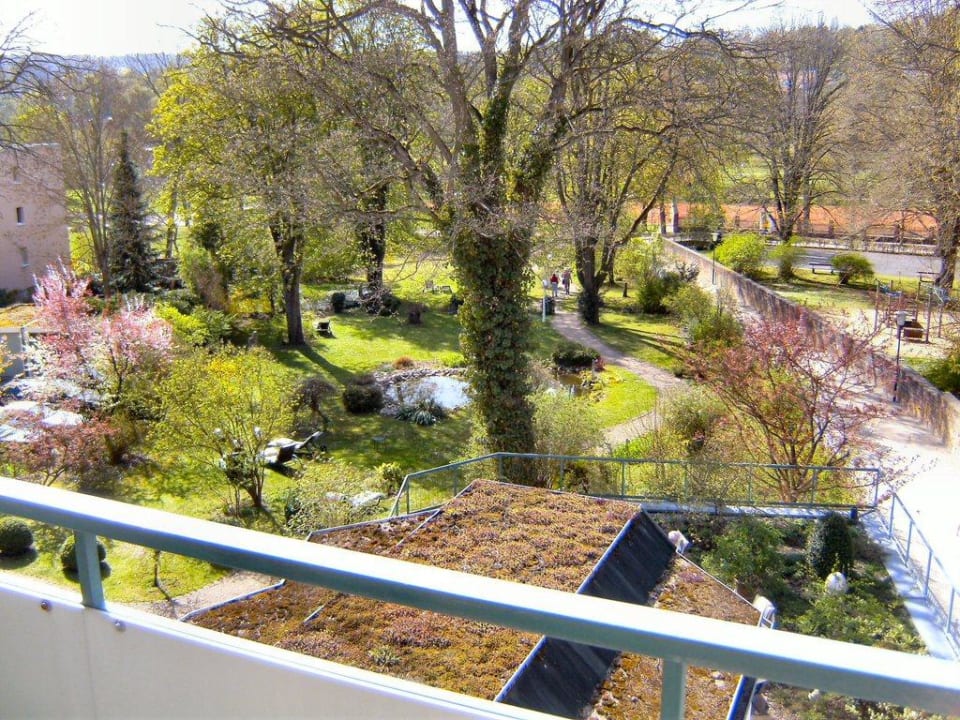 Blick vom Balkon auf den Hotelpark Laudensacks Parkhotel & Retreat