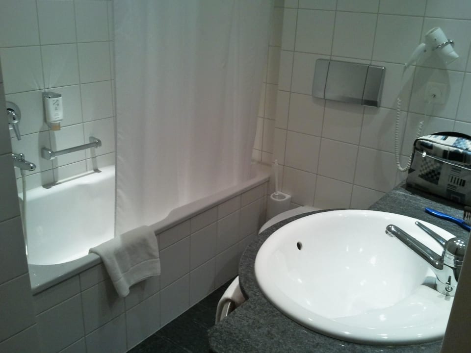 Badezimmer funktional eingereichtet Hotel Basel - Da wohnen, wo Basel lebt!