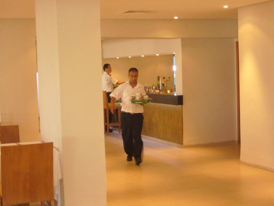 Flinker Kellner im Strandrestaurant The Orangers Beach Resort and Bungalows