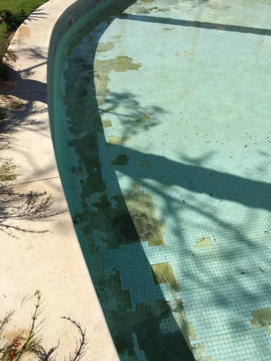 Die Poolseite mit defekten Fliesen Makadi Spa - Adults only