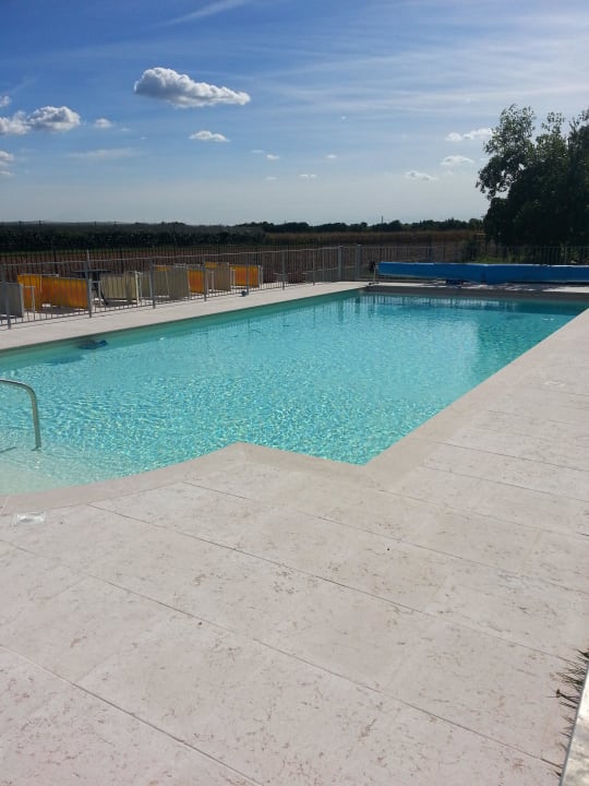 Pool mit Sonnenliegen und Schirmen Agriturismo Bortolino