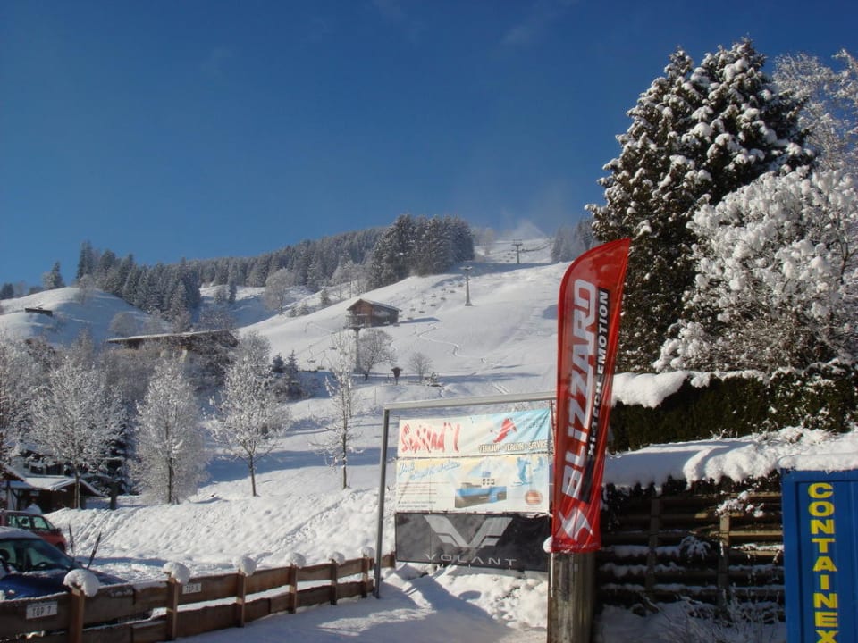 Blick vom Tirol Apart auf die Piste TirolApart am Lift