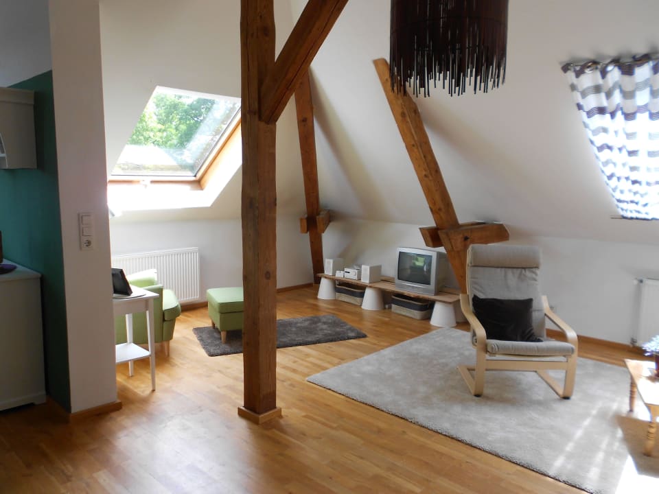 Blick ins Wohnzimmer Ferienwohnung in alter Landvilla