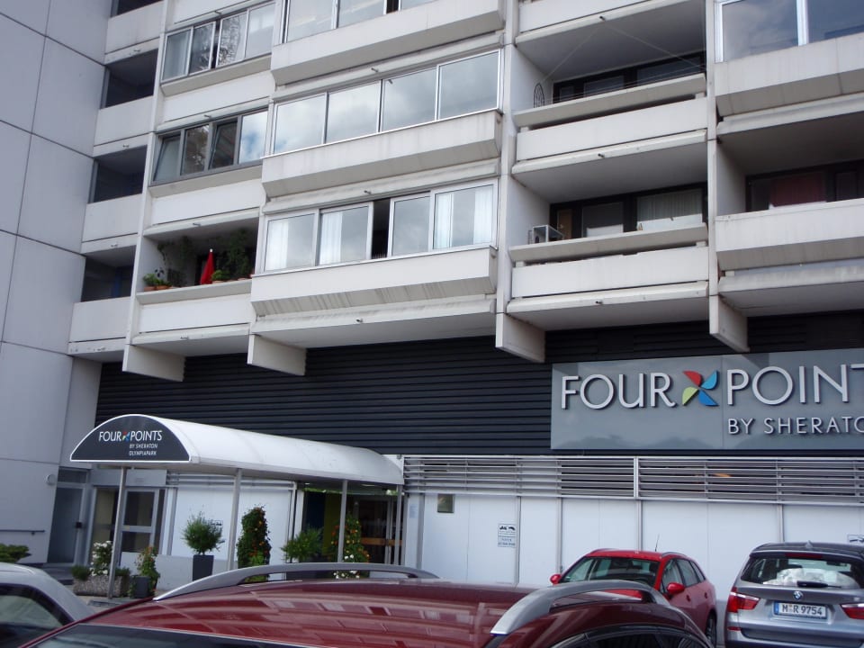 Hoteleingang Straßenseite Arthotel ANA im Olympiapark