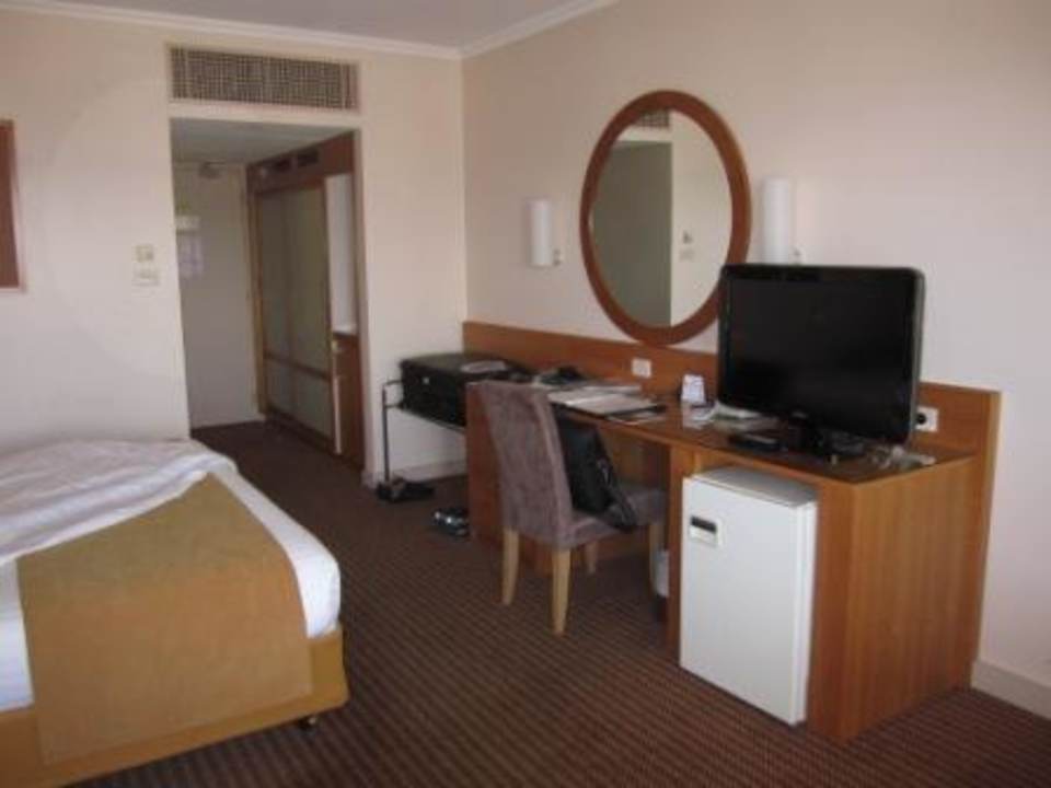 Anrichte, Blick zur Eingangstür Stamford Grand Hotel