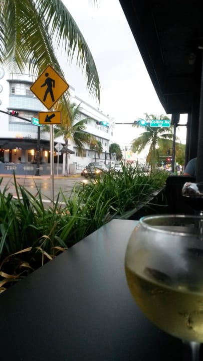 Wein for free mit Blick auf Kreuzung Collins/14th South Beach Plaza Hotel