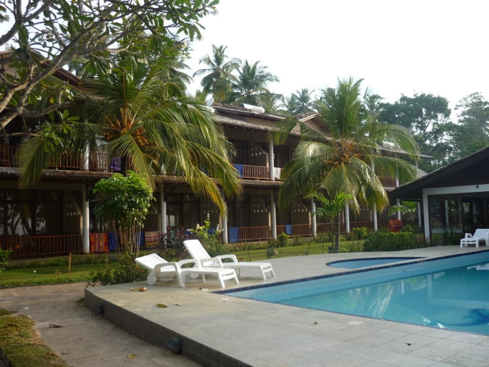 Zweistöckiges Hauptgebäude Hotel Paradise Beach Club