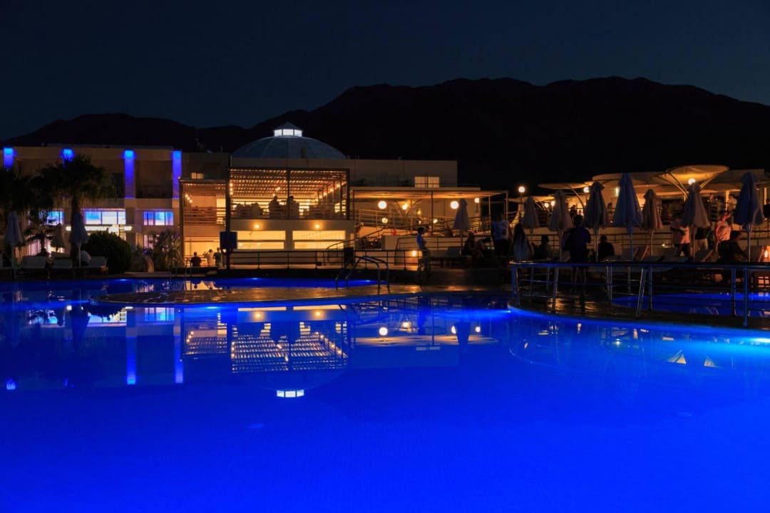 Hotel bei Nacht HARPIN Georgioupolis Resort Aquapark & SPA