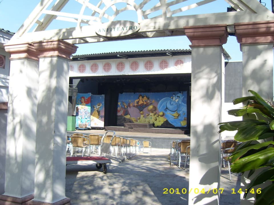 Nochmal der Eingang und die Bühne des Theaters Meliá Península Varadero