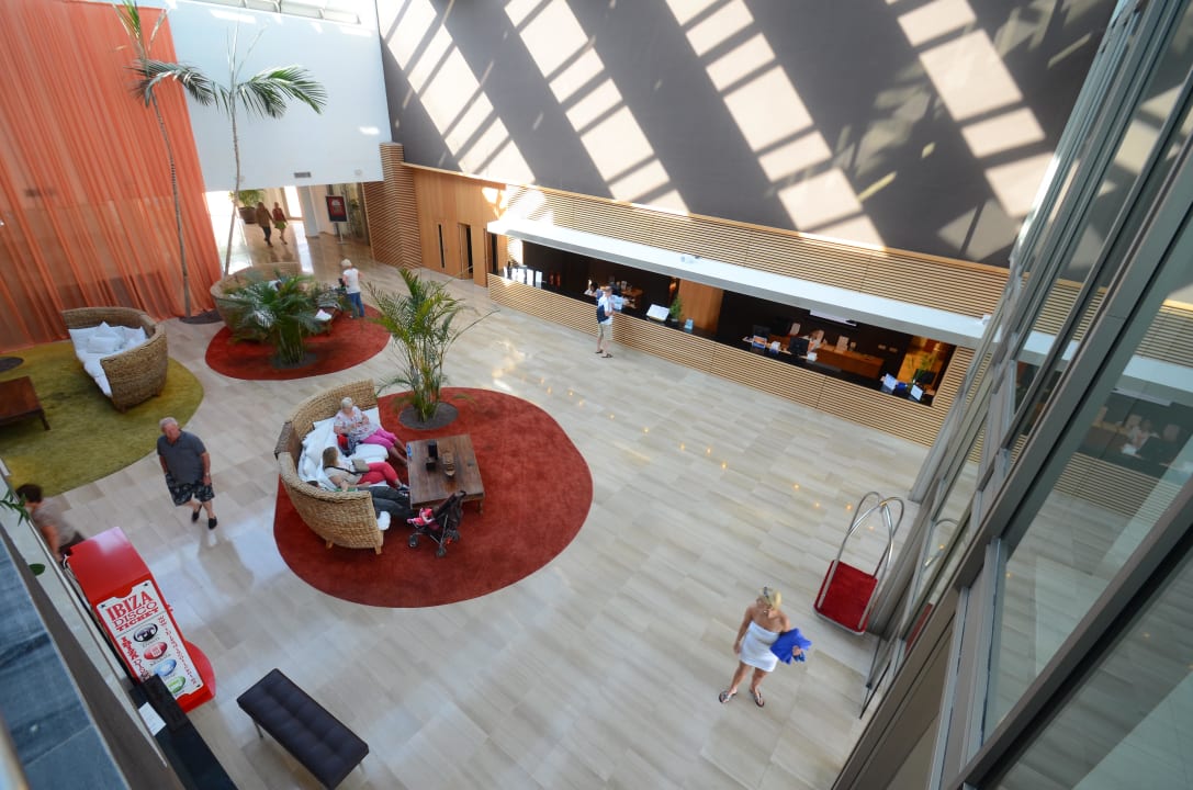 Schöne moderne Lobby Grand Palladium Select Palace Ibiza