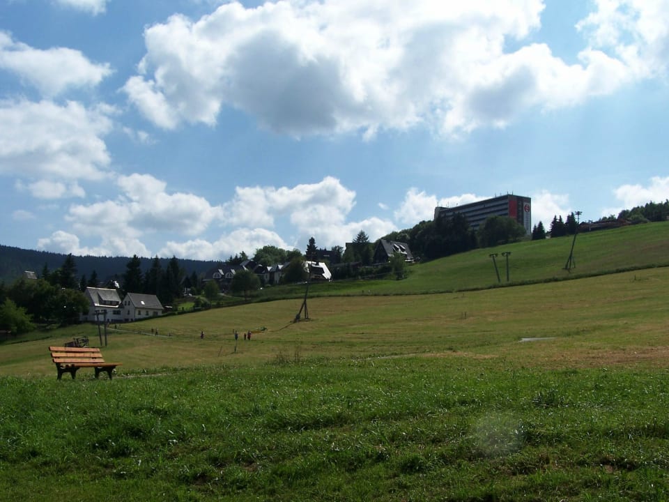 Blick vom Ort zum Hotel AHORN Hotel Am Fichtelberg