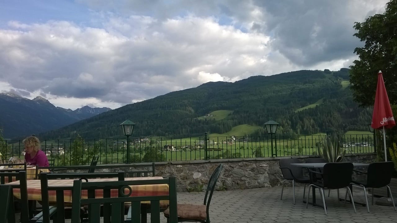 Terrasse mit Blick auf die Berge Hotel Gasthof Stegerbräu