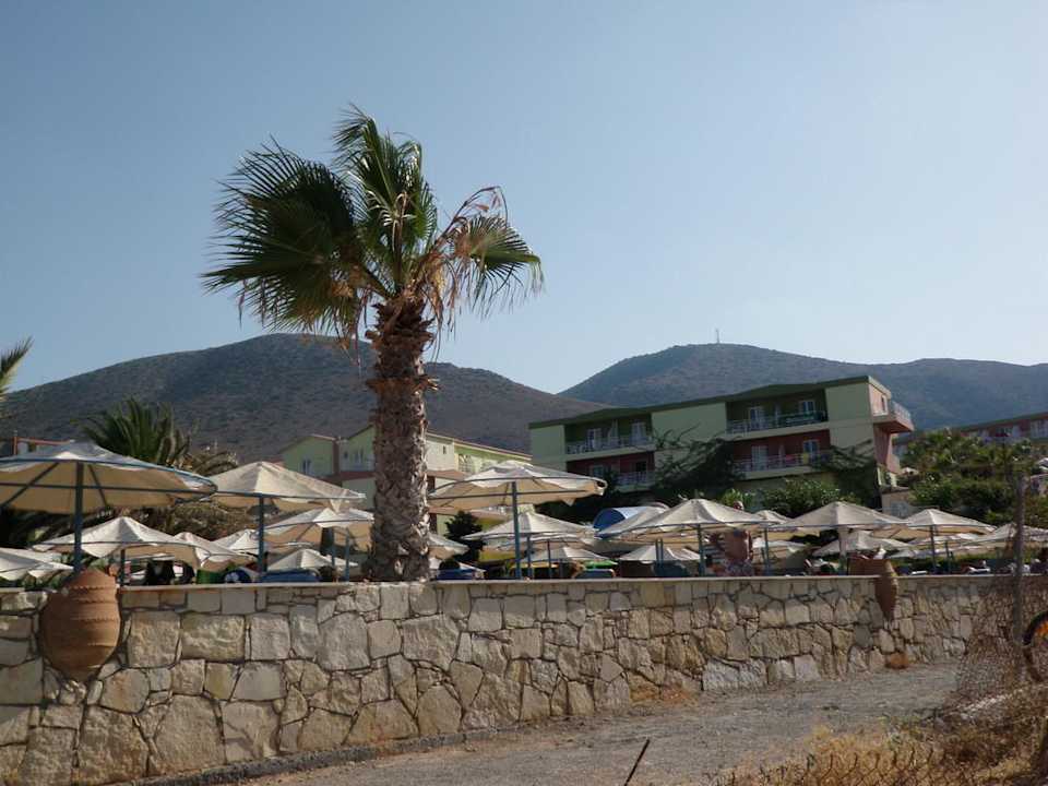 Widok z uliczki przy hotelu Eri Beach & Village