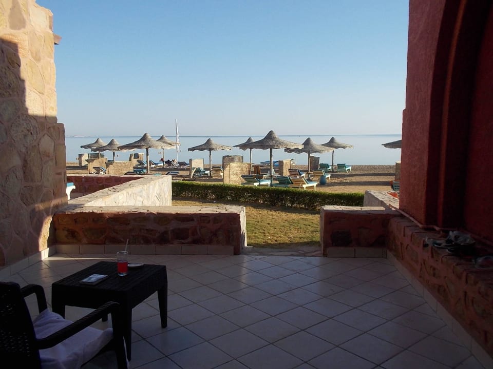 Terrasse mit Blick zum Strand  Swisstouch Oriental Resort Marsa Alam
