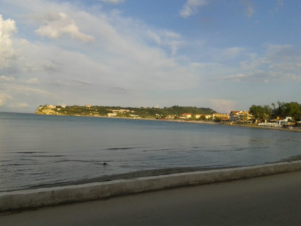 Spacer wzdłuż plaży Karras Grande Resort