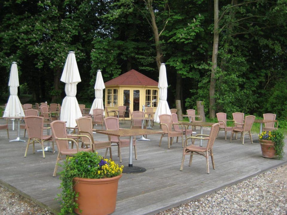 Kleiner "Biergarten" am Bootsanleger Seehotel Frankenhorst - BW Signature Collection