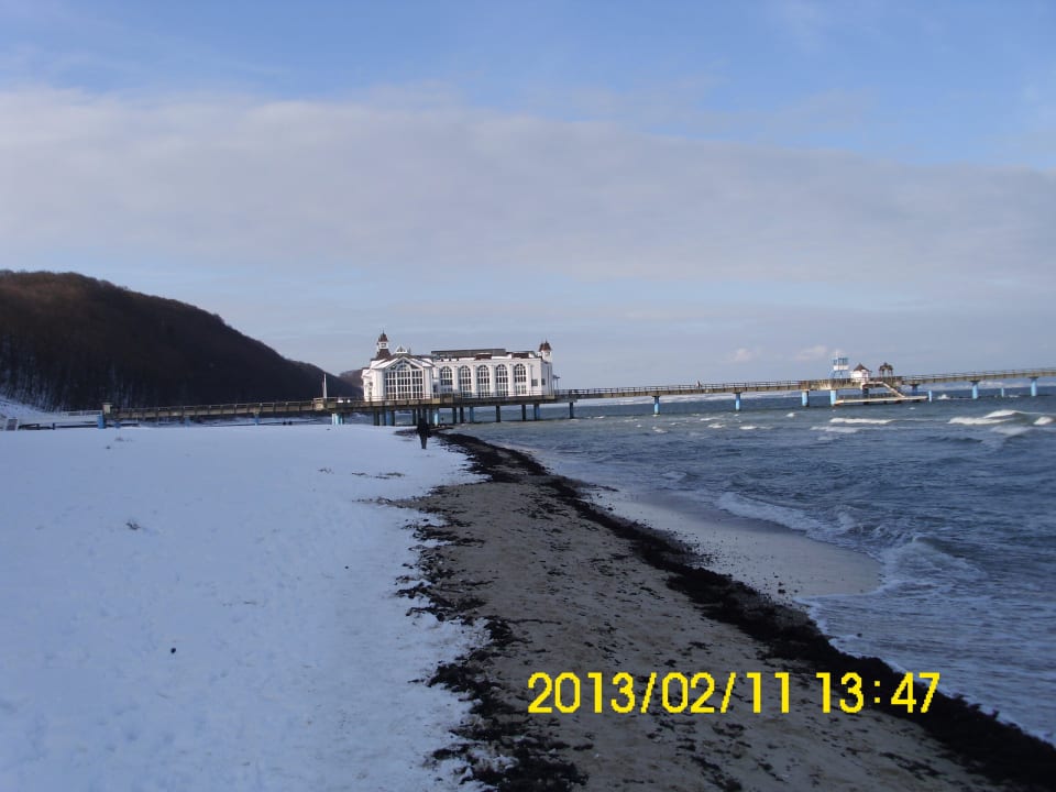 Blick vom Strand auf die Seeebrücke Hotel Bernstein Rügen