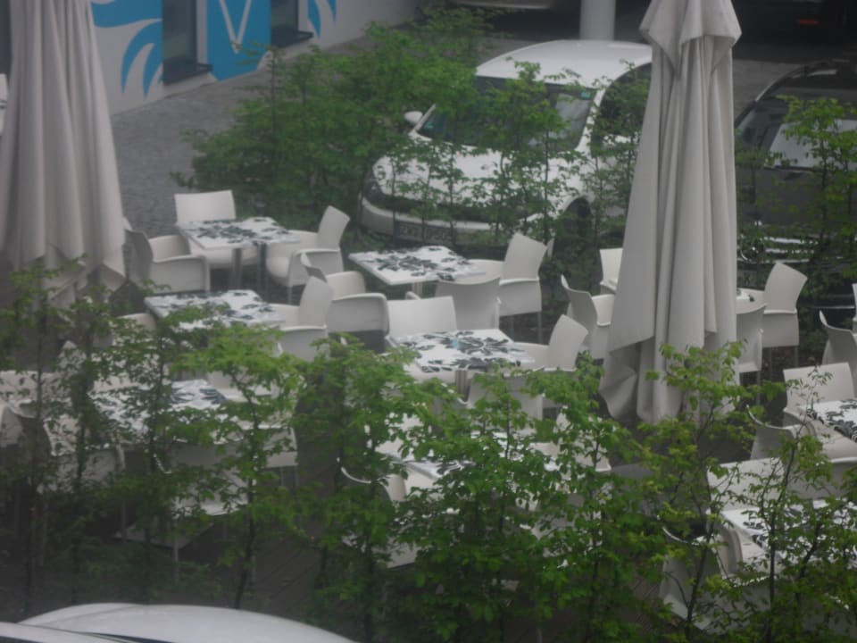 Blick nach draußen Motel One Hamburg Airport