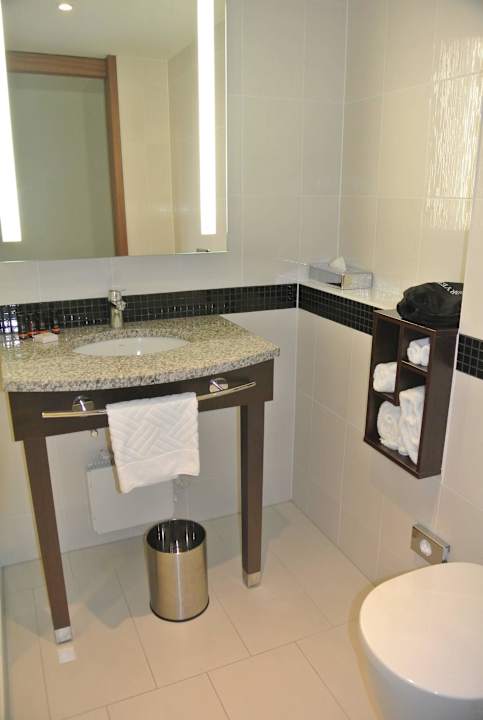 Bathroom Hampton by Hilton Warsaw City Centre