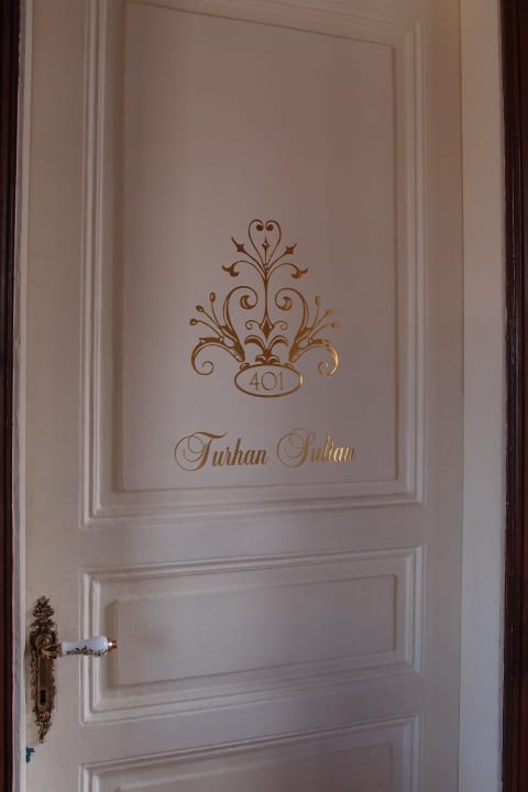 Schön verzierte Türen HHK Hotel