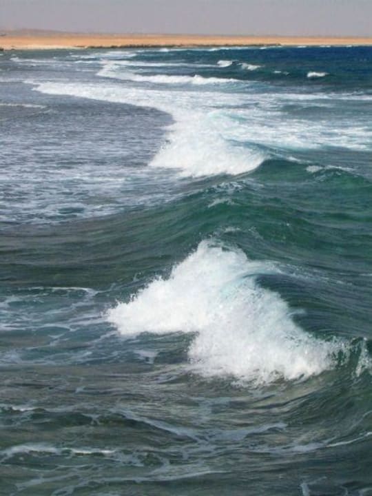 Wellen am Strand Three Corners Sea Beach Resort