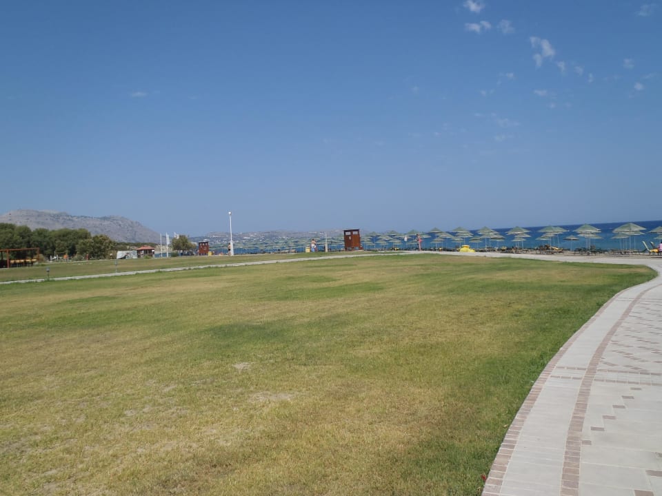 Trávník u hotelové pláže Lindos Imperial Resort & Spa