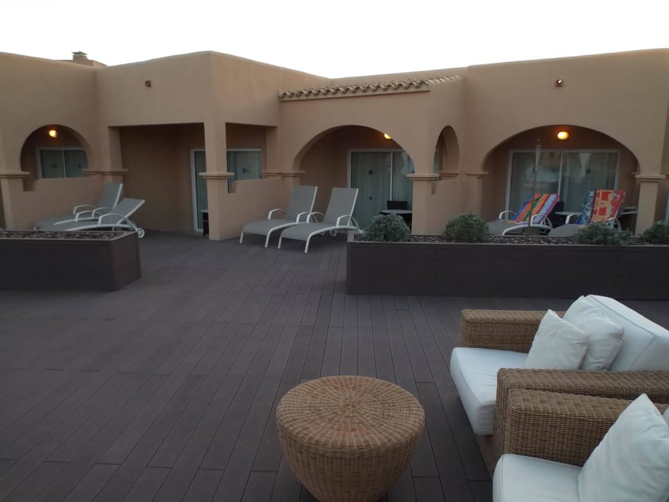 Blick vom Chill Out Bereich zu den Superiorzimmern Grupotel Santa Eularia & Spa - Adults only