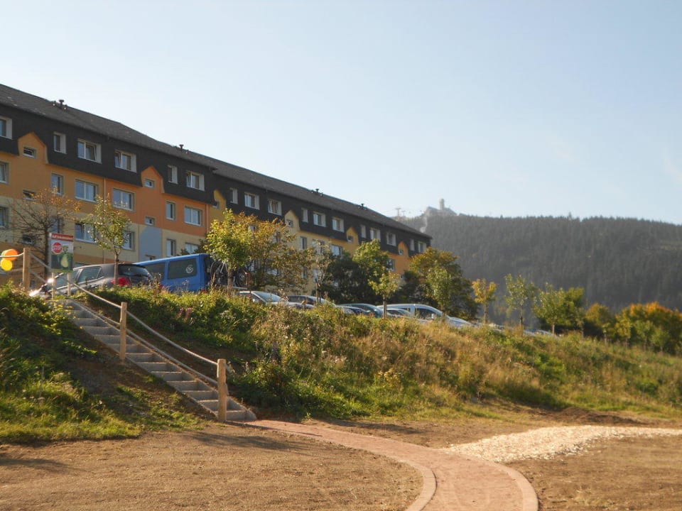 Hotel (Der Fichtelberg im Hintergrund) Elldus Resort - Familotel Erzgebirge