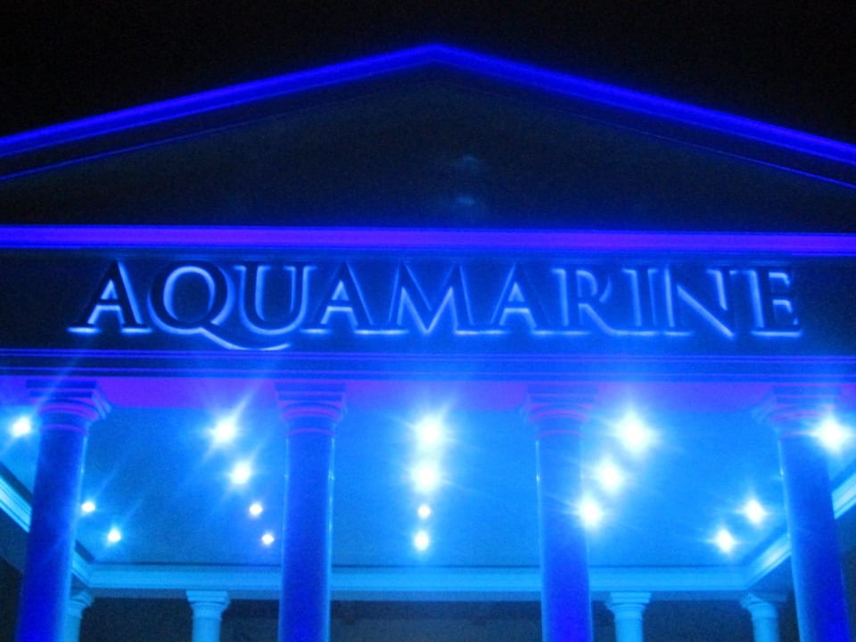 Eingang bei Nacht JAZ Aquamarine Resort