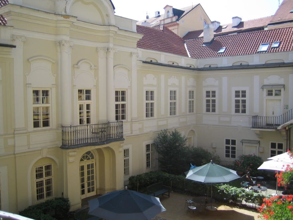 Der Blick von unserem Zimmer auf den Innenhof The Mozart Prague - Preferred Hotels & Resorts