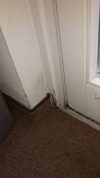 Verrotteter Balkonaustritt in Zimmer 106 Strandhotel Vigilante