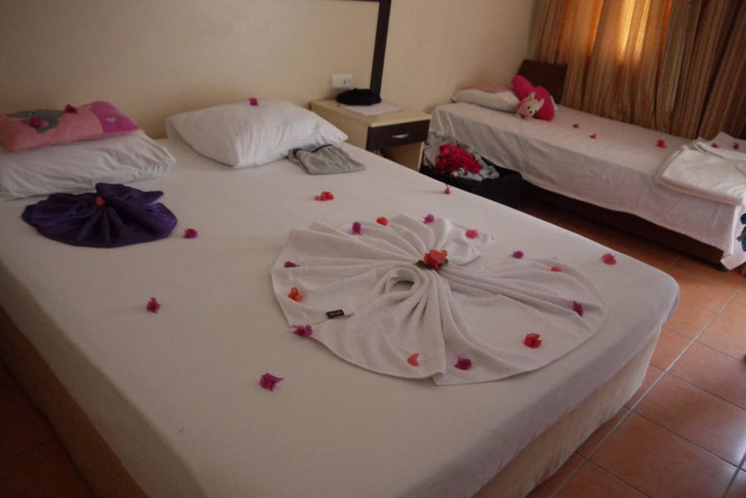 Bett geschmückt vom Personal Hotel Helios