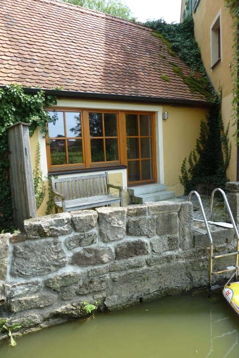 Saunaterrasse mit Einstieg in die Wörnitz Ferienbauernhof Larrieder Mühle