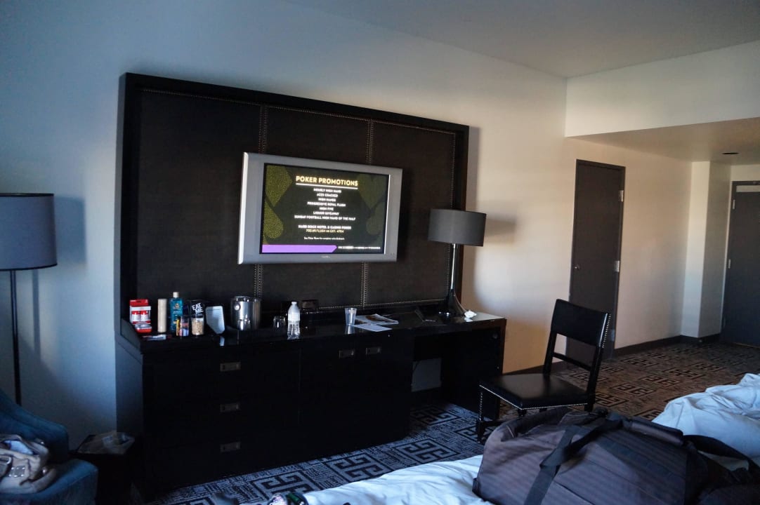 Flachbild-TV und Minibar im Zimmer Virgin Hotels Las Vegas, Curio Collection by Hilton