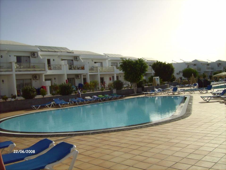 Der Pool im vorderen Bereich Hotel Floresta