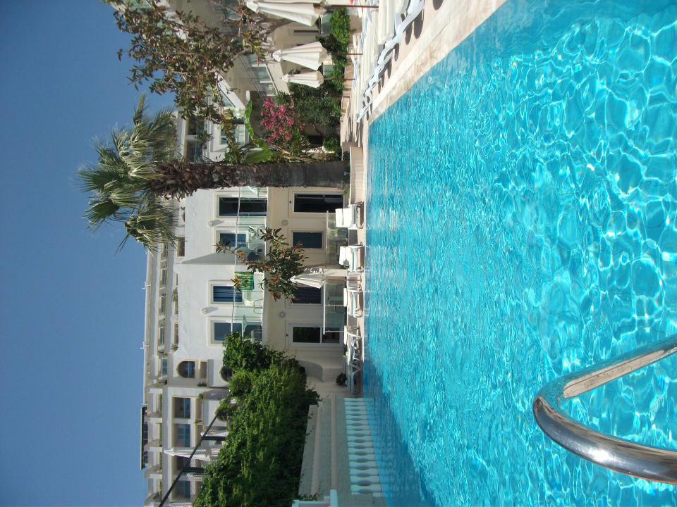 Pool and rooms in the background Hotel Turihan