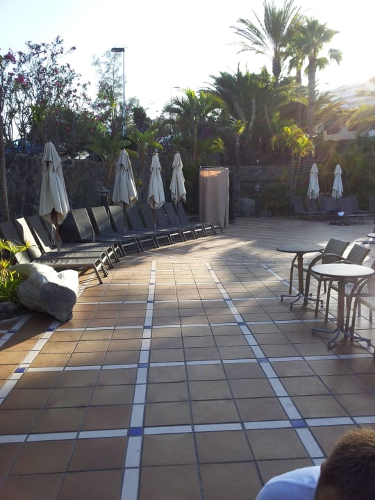 Blick auf die Liegen Corallium Beach by Lopesan Hotels - Adults only