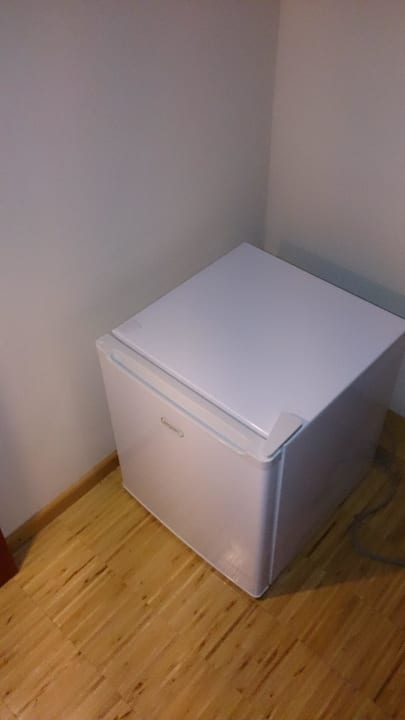Kühlschrank freistehend im Zimmer Hotel Zum Weissen Ross